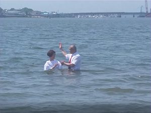 海で洗礼